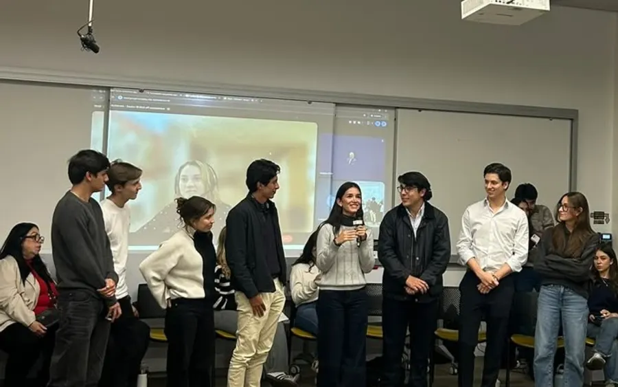 Equipo presentando sus avances ante el público, con micrófono en mano