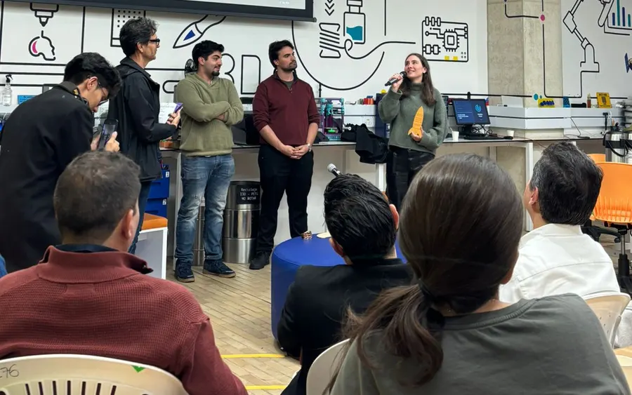 Presentación de resultados en el taller, frente a personas sentadas