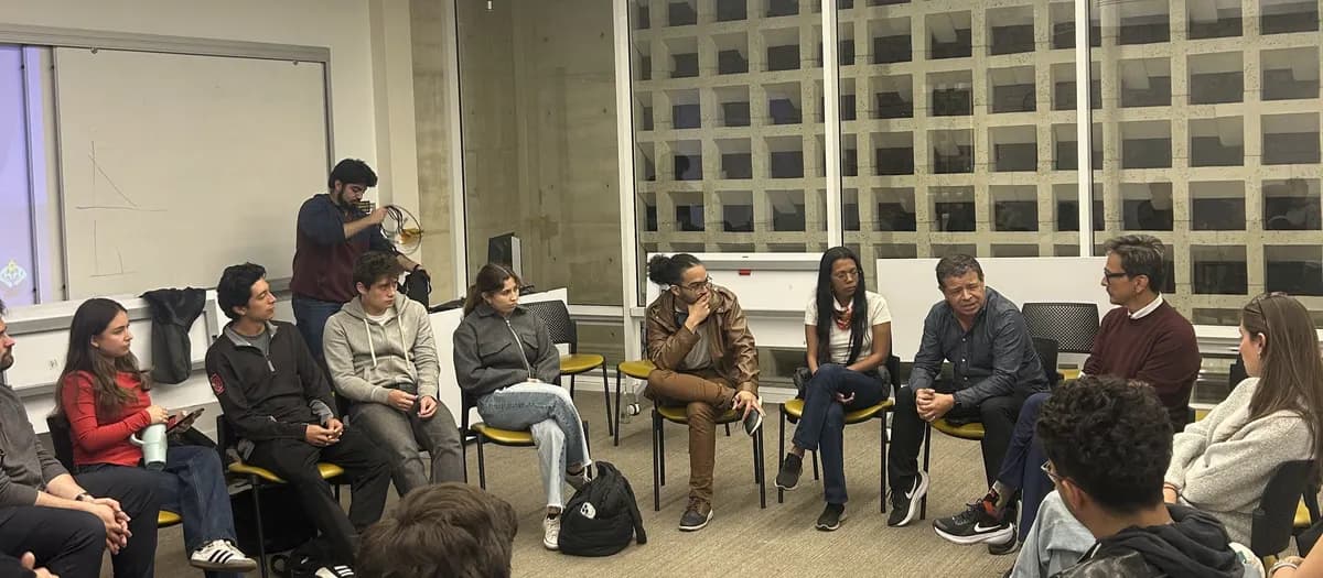 Círculo de diálogo entre directivos y participantes, sentados al mismo nivel