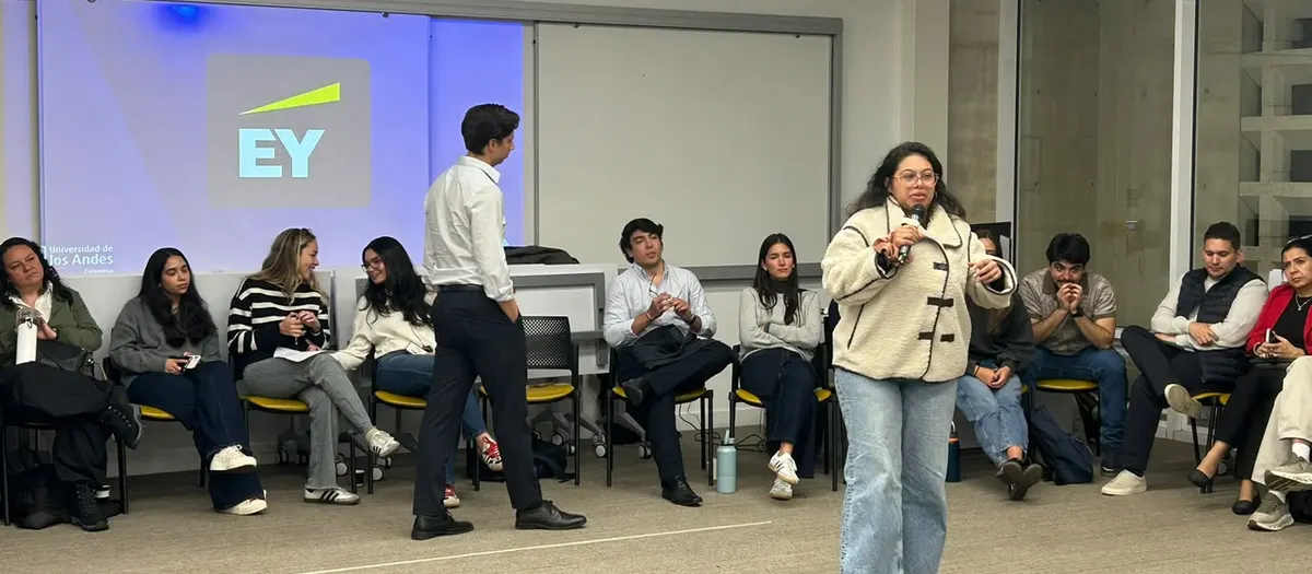 Presentación final de un reto corporativo ante el resto del grupo