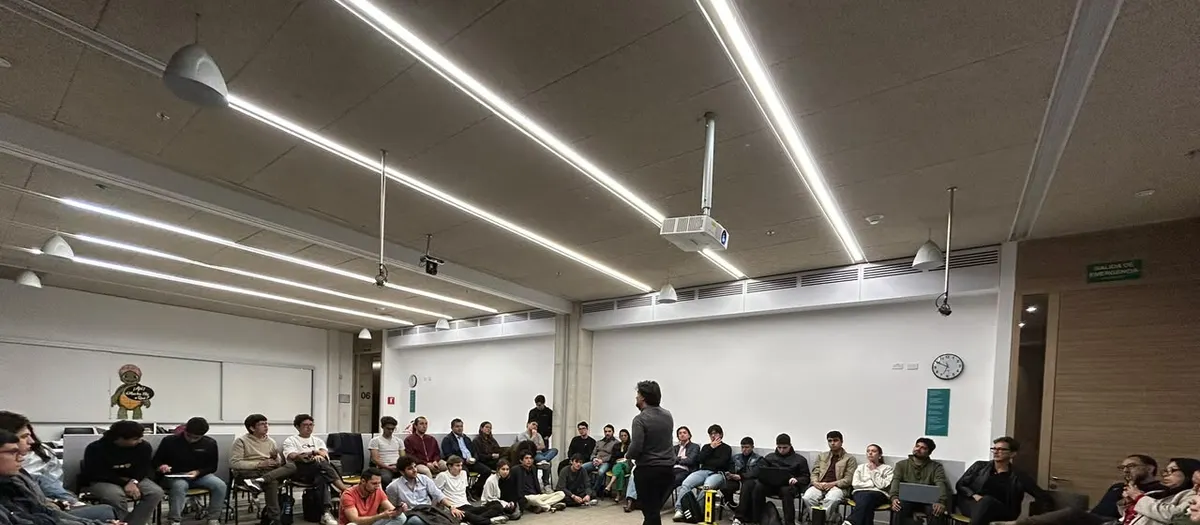 Varios equipos trabajando en simultáneo durante una jornada de reto
